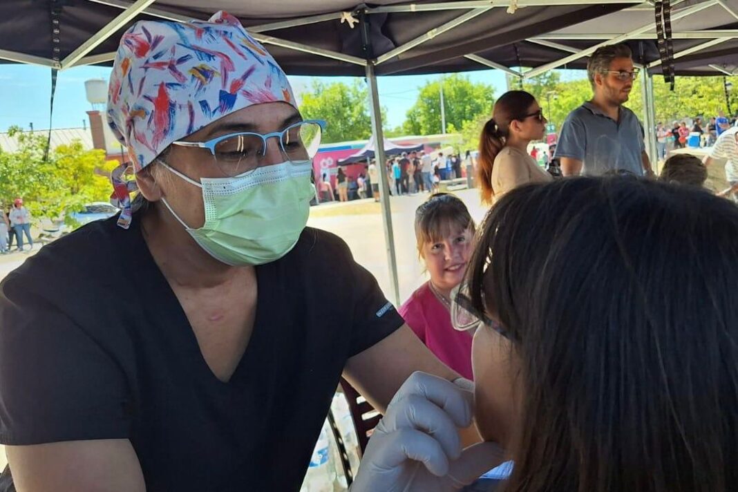 Profesional de la odontología atendiendo a un paciente en un operativo de salud en el interior chaqueño.